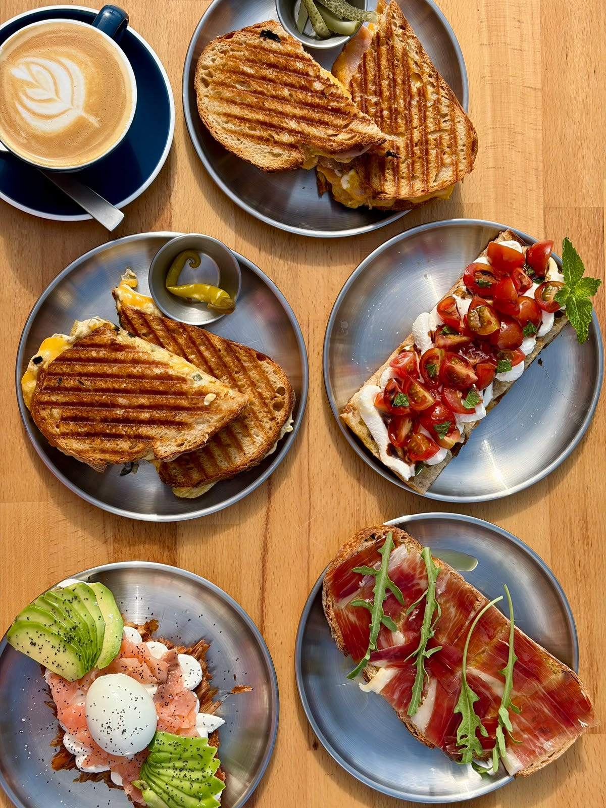 Mesa de brunch en Barbate: sándwiches calientes, tostas y café de especialidad