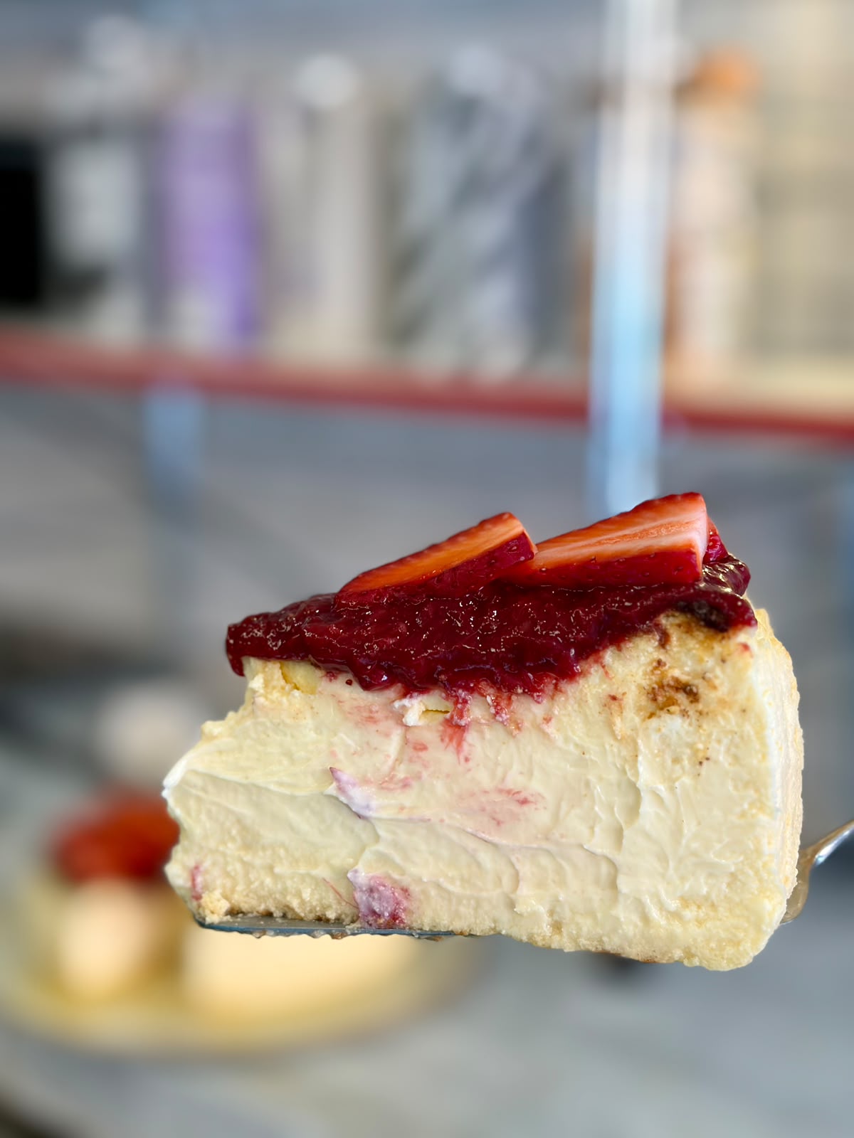 Porción de tarta de queso al estilo vasco con compota de fresa
