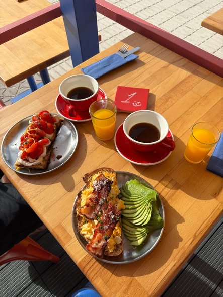 Desayuno en la terraza de Guiri's con café y zumo de naranja natural