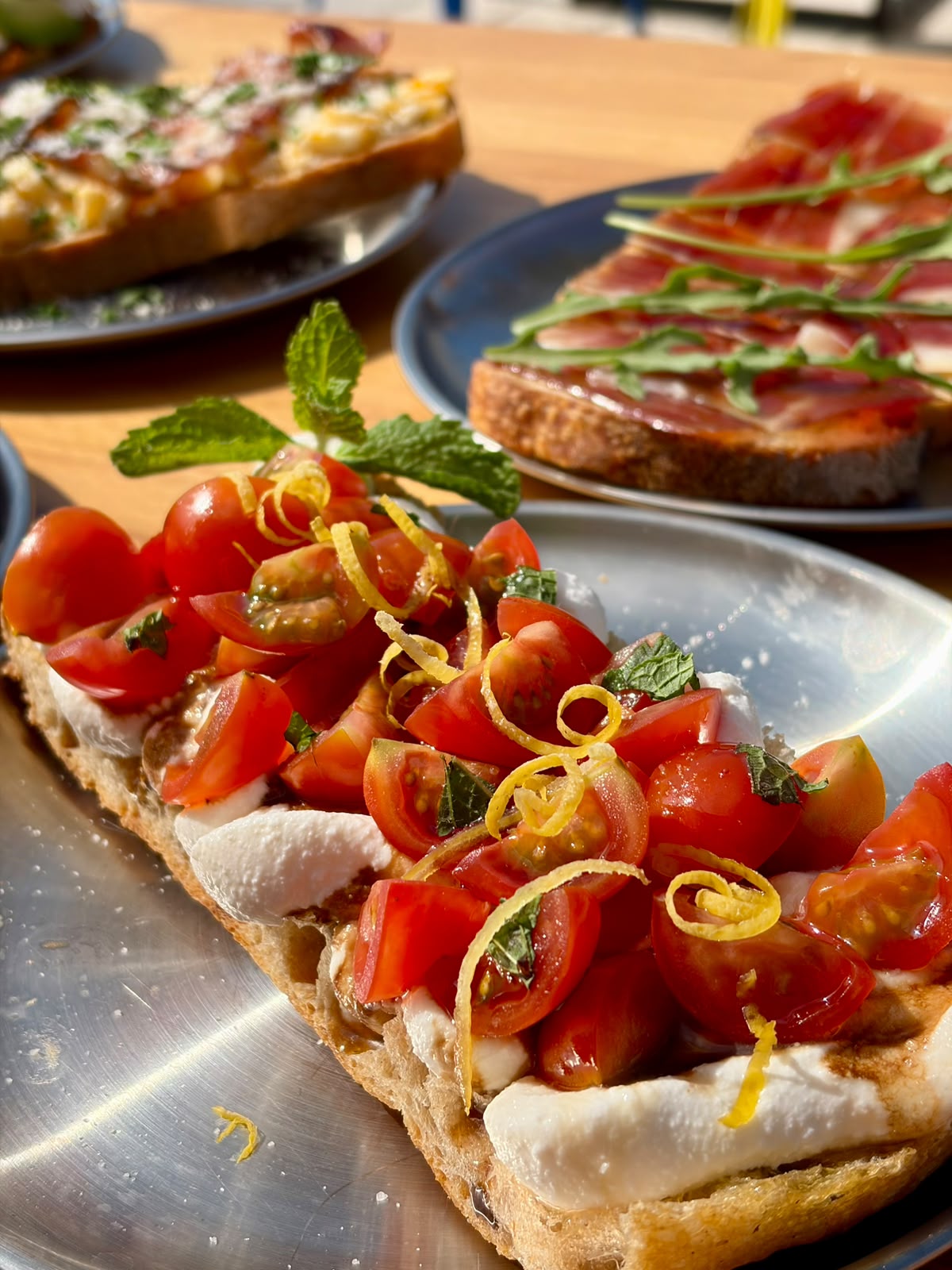 Focaccia de masa madre con crema de ricotta, tomates cherry y hierbabuena