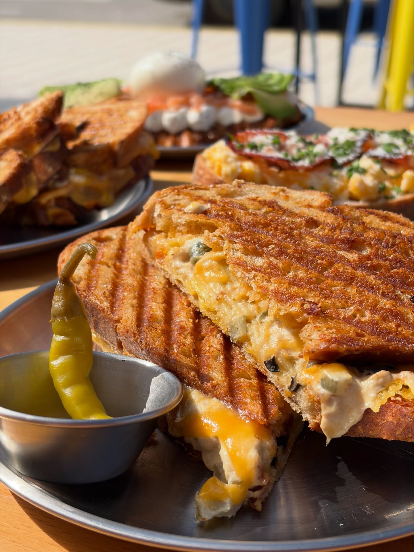 Tuna melt de masa madre con cheddar fundido en Guiri's